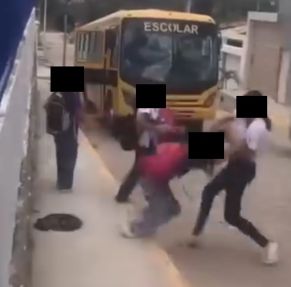 Adolescente de 15 anos agride colega de 12 em frente à escola em Senhor do Bonfim; caso causa indignação e Polícia Civil abre investigação