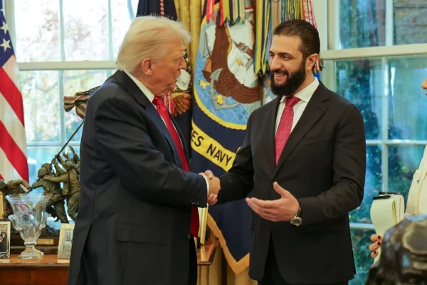 Após encontro de Trump e al-Sharaa, EUA prorroga suspensão de sanções