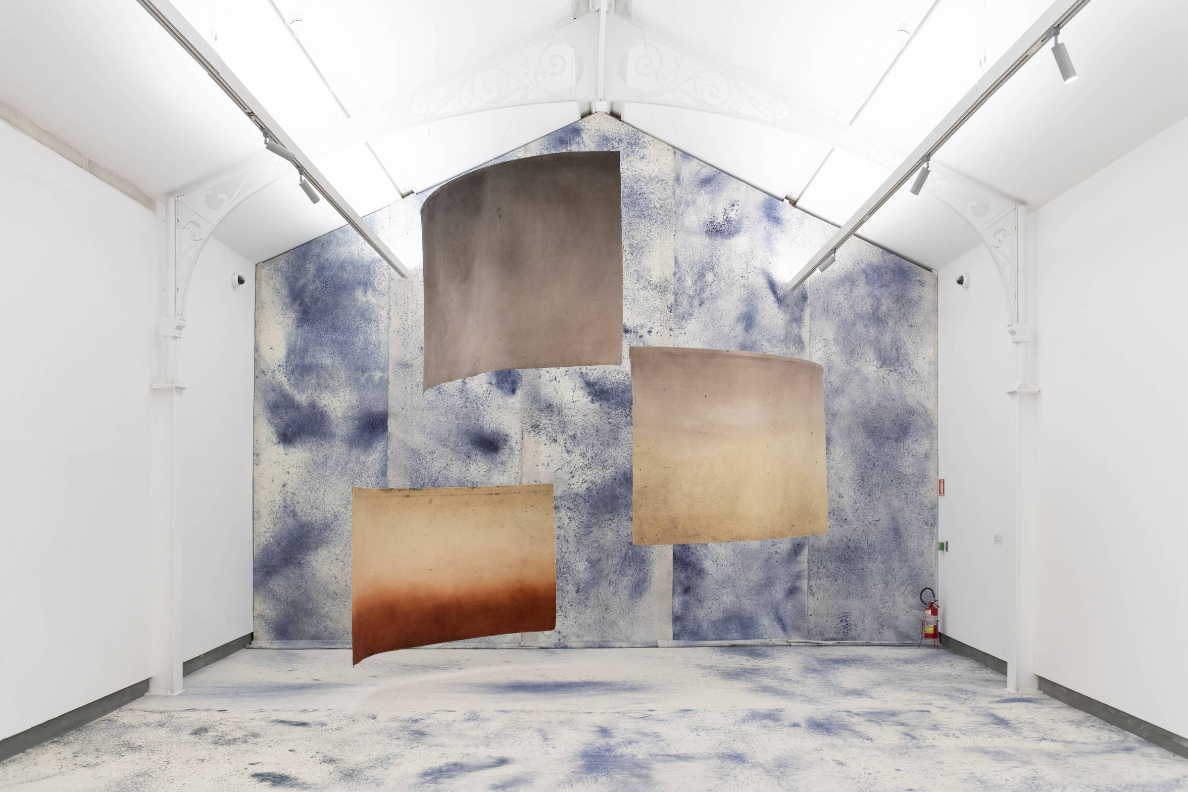 Artista Juliana Santos aborda o ciclo de vida das flores - 03/11/2025 - Ilustrada