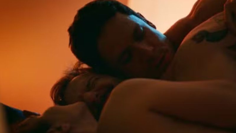 Ator da Globo protagoniza cena de sexo a três em série; confira
