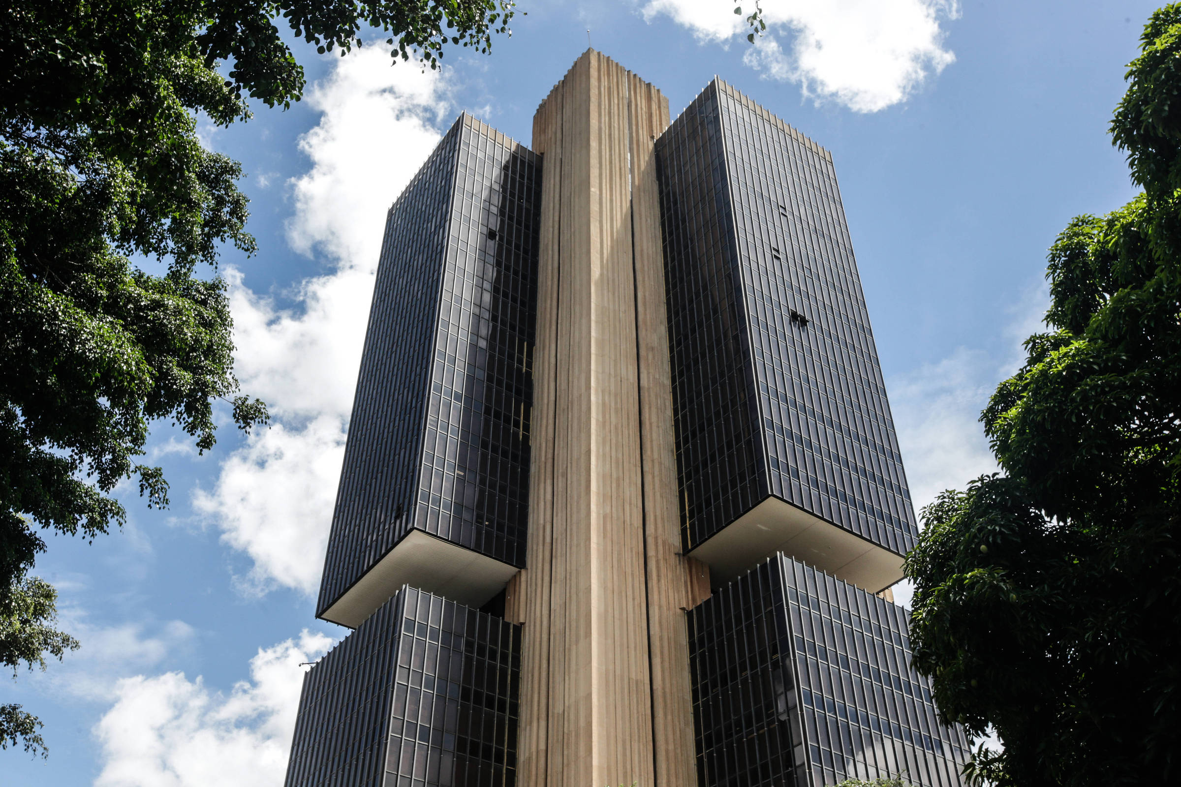 Boletim Focus: Economistas preveem Selic a 15% - 03/11/2025 - Mercado