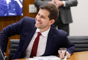 Câmara aprova ampliação gradual da licença-paternidade - 04/11/2025 - Mercado