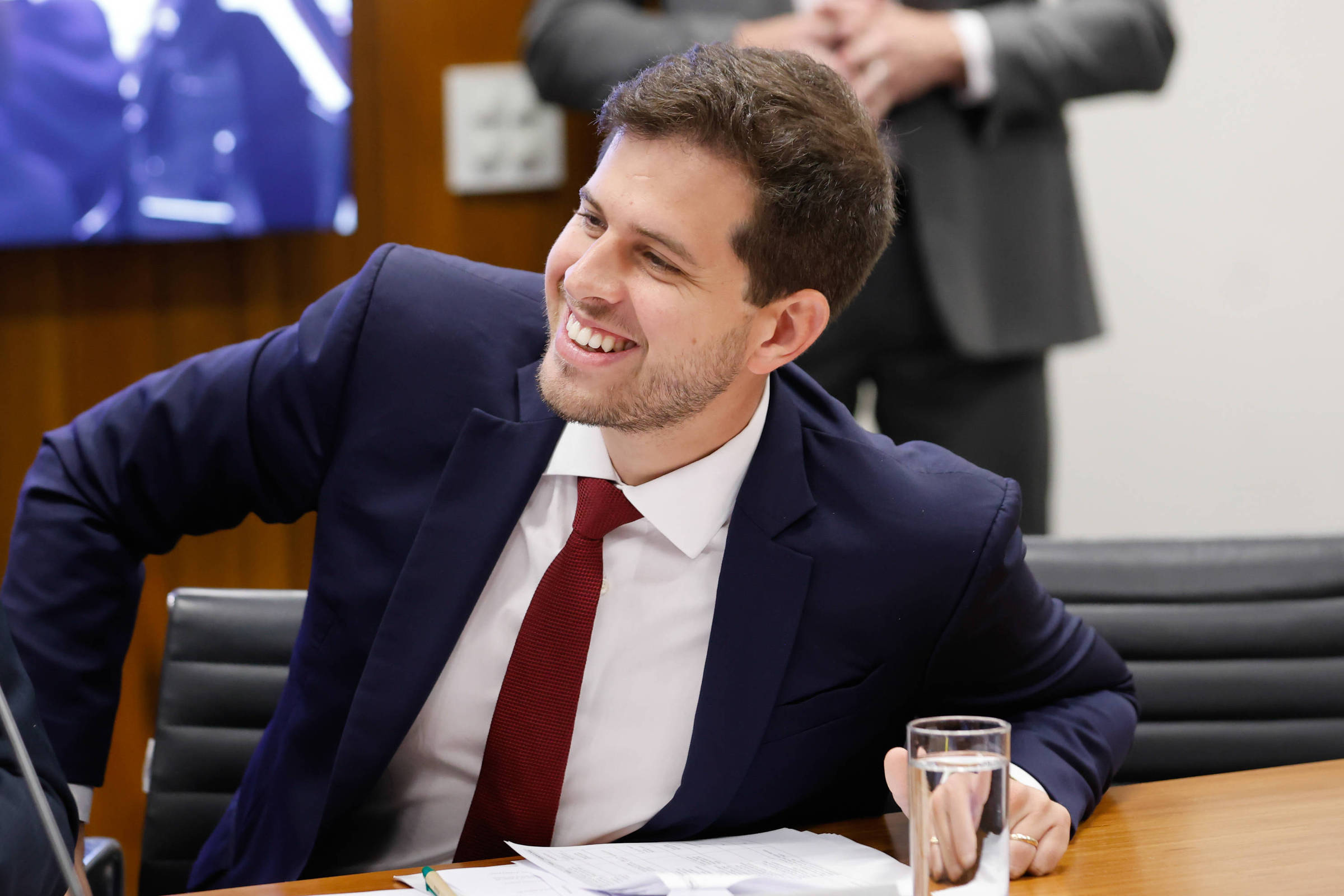 Câmara aprova ampliação gradual da licença-paternidade - 04/11/2025 - Mercado