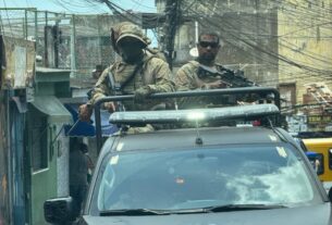 Com blindado, policiais civis avançam por bairro de Salvador após ataque a tiros que vitimou criança; veja