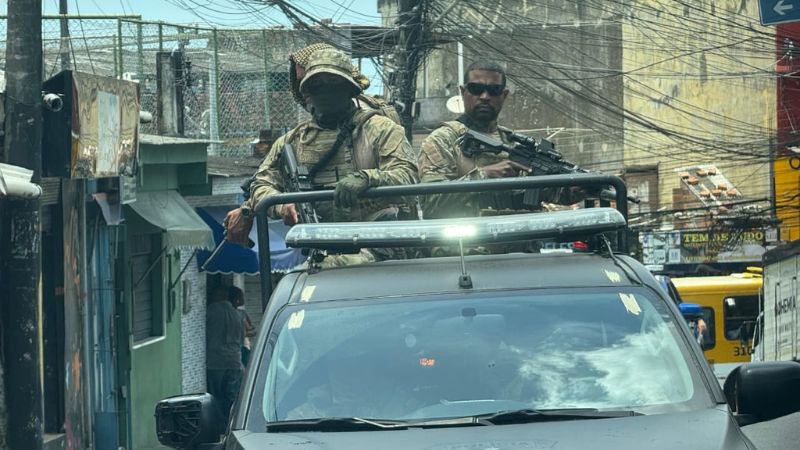 Com blindado, policiais civis avançam por bairro de Salvador após ataque a tiros que vitimou criança; veja