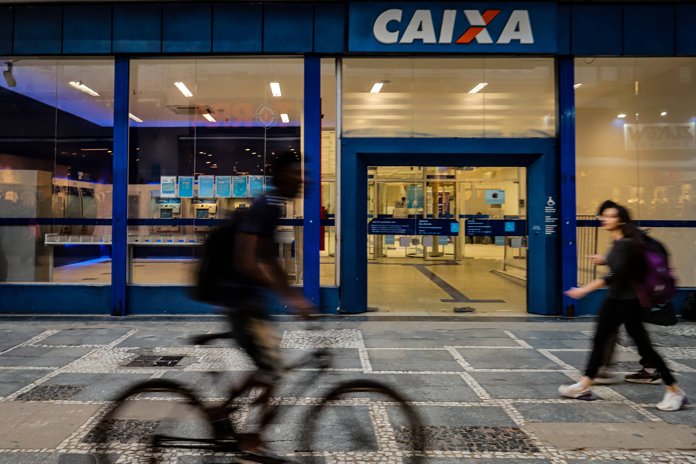Concurso Caixa: veja cargos, salários e como se inscrever - 07/11/2025 - Mercado