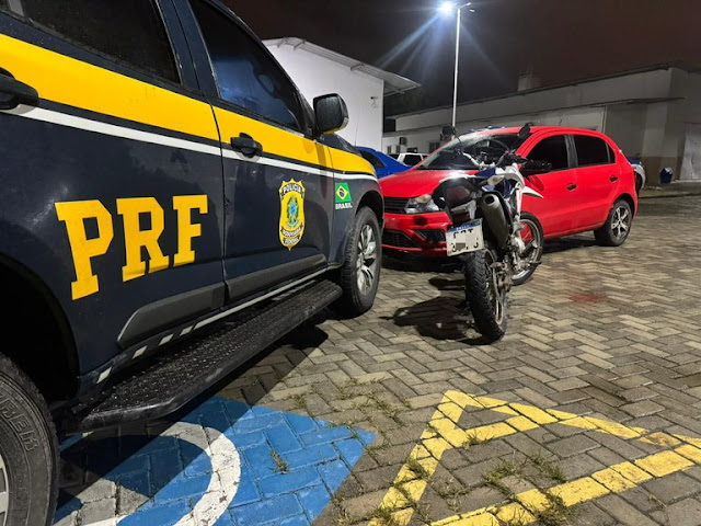 Durante fiscalizações na BR-407, PRF apreende um carro em Ponto Novo e uma moto em Bonfim com sinais de adulterações