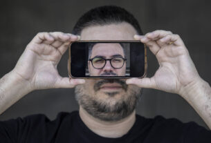 Empresário cria cantora por IA para poemas da mulher - 01/11/2025 - Mercado