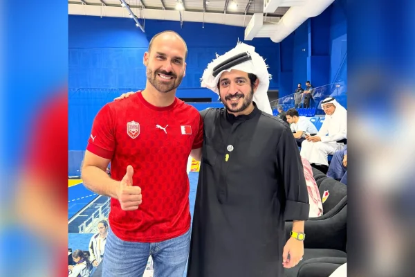 Foto com príncipe do Bahrein gera mal-estar para Eduardo Bolsonaro