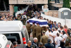 Funeral de soldado israelense morto em 2014 reúne milhares de pessoas