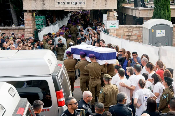 Funeral de soldado israelense morto em 2014 reúne milhares de pessoas