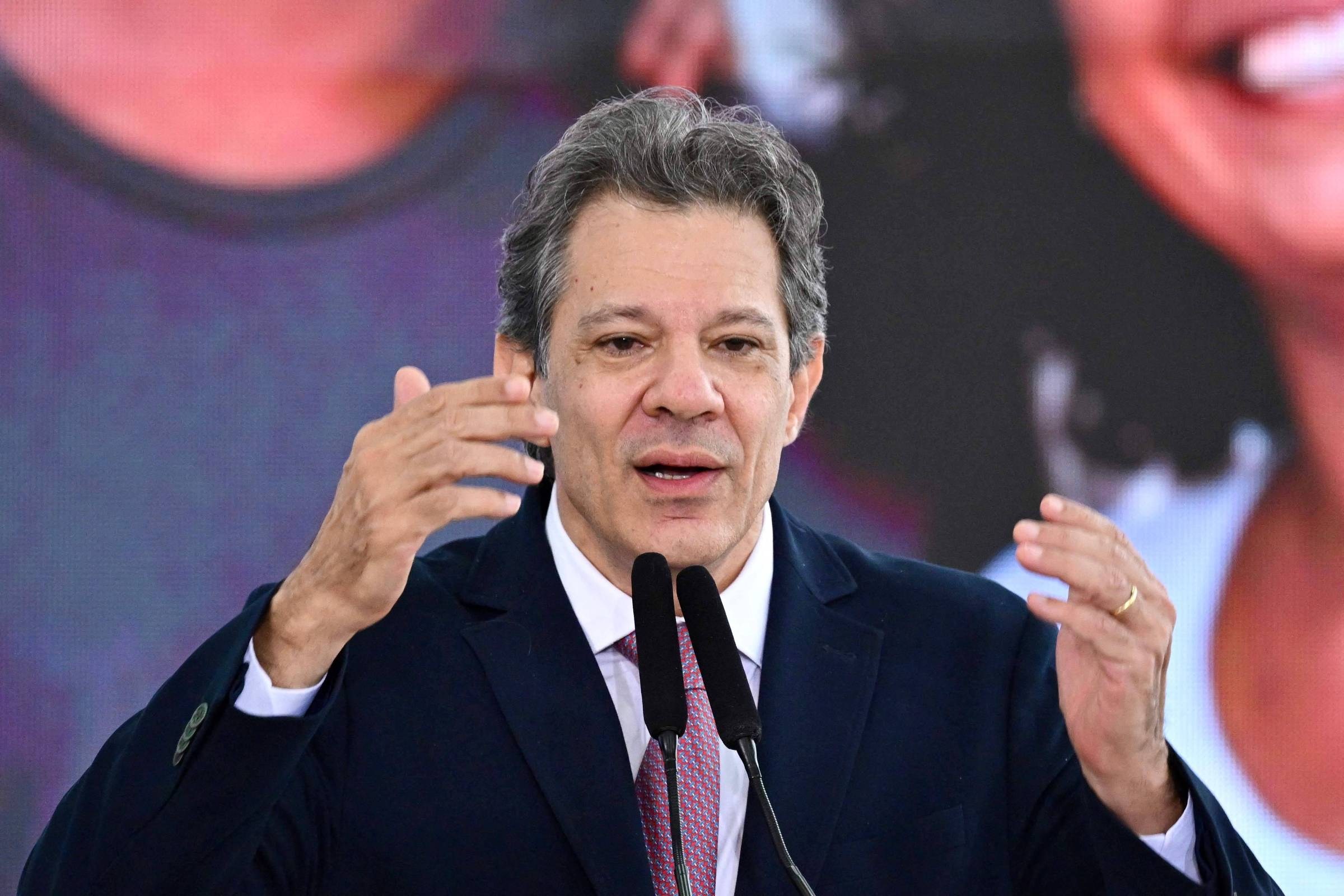 Haddad deve viajar o Brasil para destacar aprovação do IR - 07/11/2025 - Poder