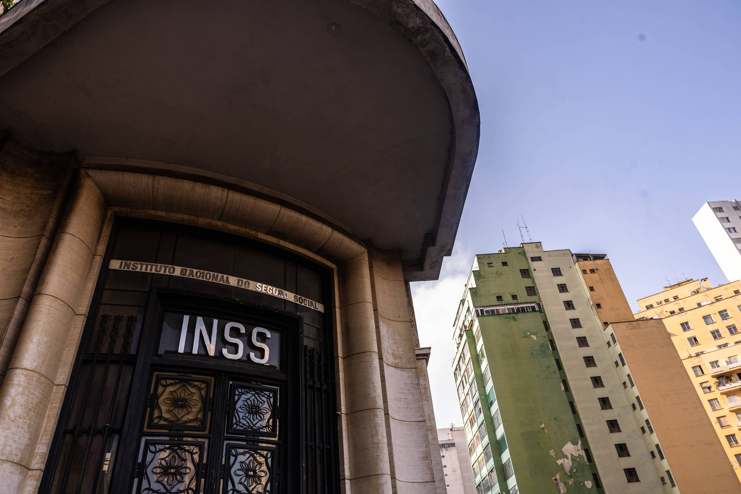INSS e BMG: banco devolverá R$ 7 milhões a aposentados - 31/10/2025 - Mercado