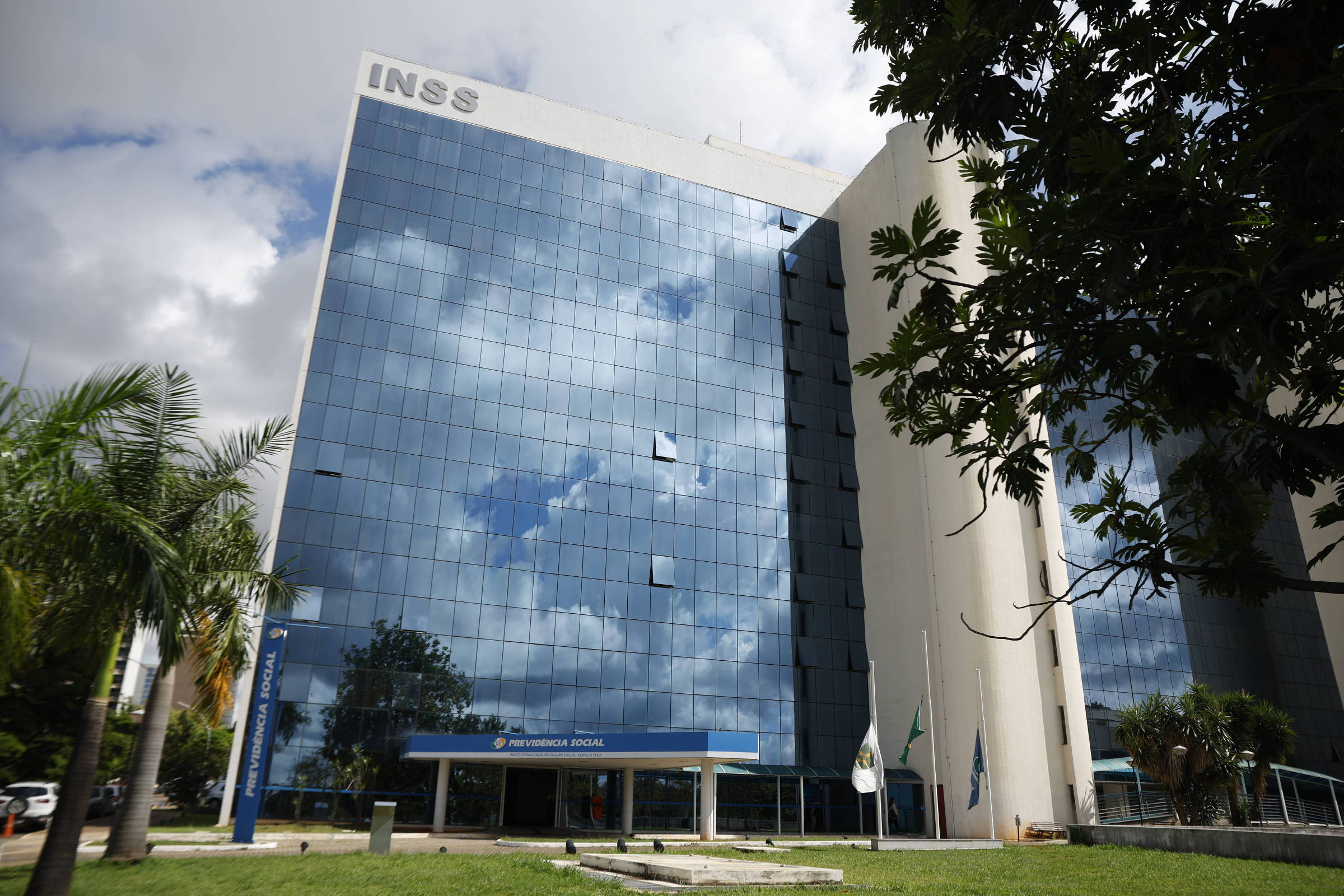 INSS: financeiras vão parar de cobrar seguro no consignado - 04/11/2025 - Mercado