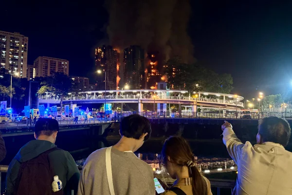 Imagens mostram incêndio em arranha-céus de Hong Kong