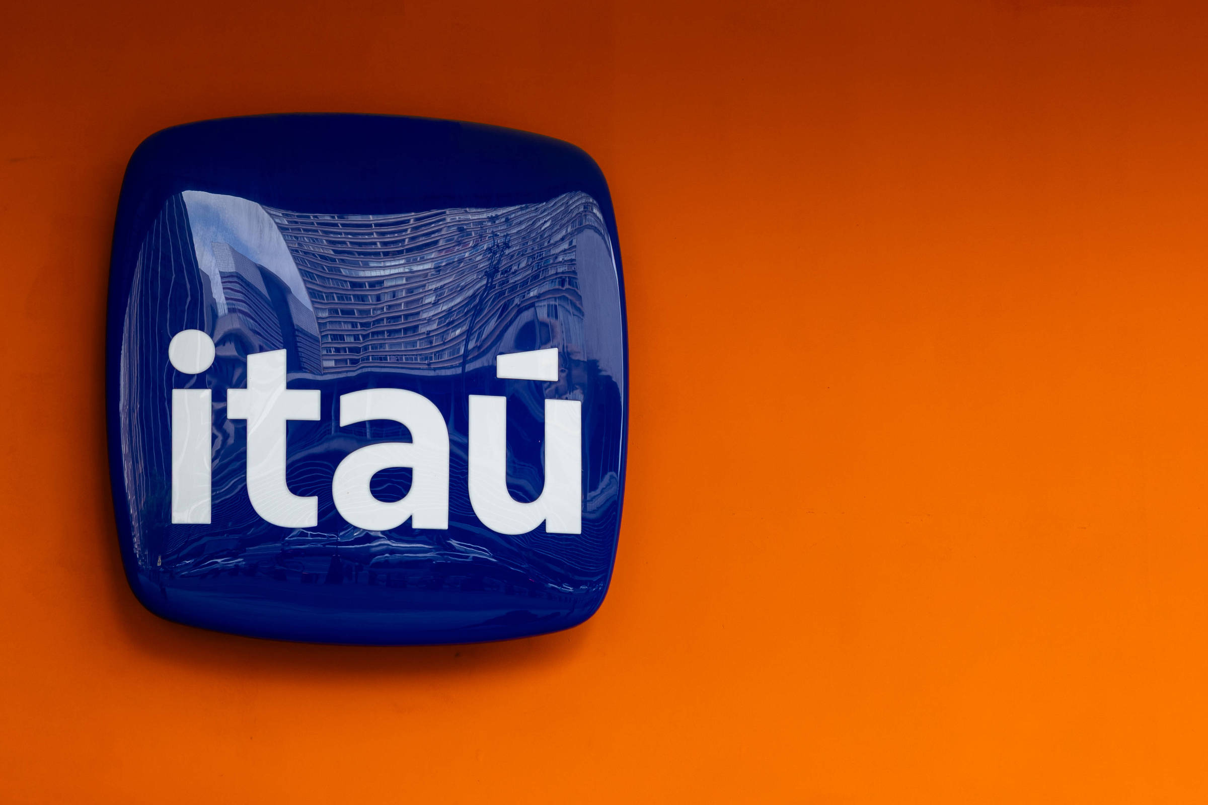 Itaú ultrapassa Petrobras como empresa mais valiosa da B3 - 03/11/2025 - Mercado