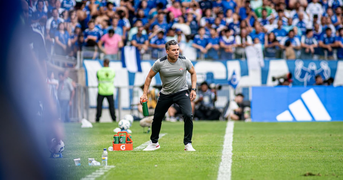 Jair Ventura elogia performance do Vitória em derrota para o Cruzeiro: "Estamos vivíssimos"