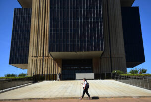 Juros: Copom deve segurar Selic em 15% ao ano - 04/11/2025 - Mercado