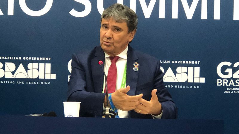 Ministro de Lula reage à polêmica sobre troca de carteira de trabalho por Bolsa Família