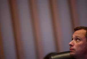 Moraes manda tirar tornozeleira de Mauro Cid - 30/10/2025 - Poder