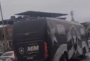 Ônibus do sub-17 do Botafogo fica no meio de tiroteio no Rio de Janeiro