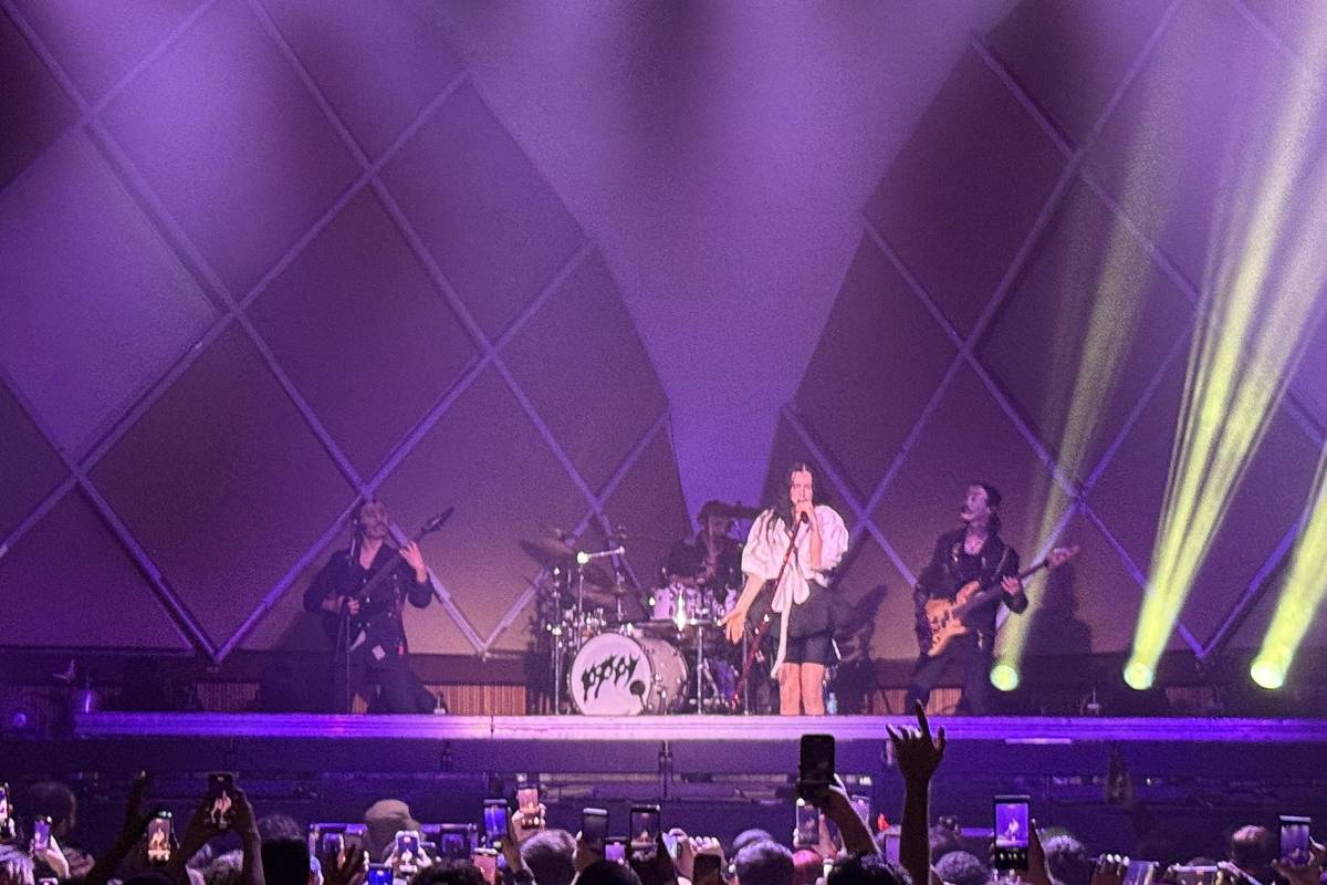 Poppy canta de forma versátil, mas banda compromete show - 06/11/2025 - Ilustrada