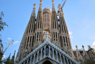 Sagrada Família se torna igreja mais alta do mundo - 31/10/2025 - Ilustrada
