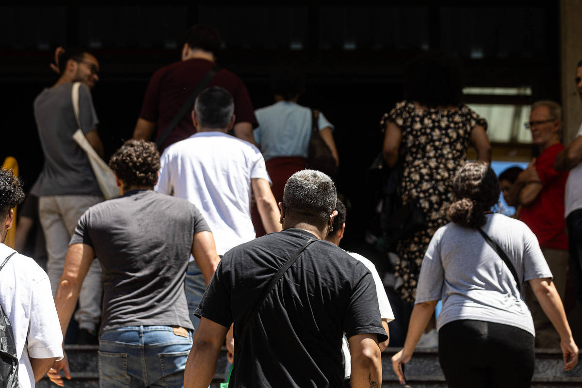 Salário médio no setor público é 72% acima do do privado - 01/11/2025 - Mercado