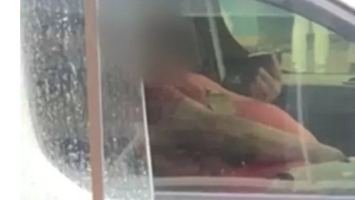 Se masturbando? Funcionário público é flagrado em ato suspeito dentro de carro da prefeitura e acaba afastado; veja vídeo