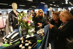 Shein: Primeira loja física em Paris abre com protestos - 05/11/2025 - Mercado