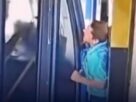 VÍDEO: Homem é imprensado na parede por ônibus descontrolado