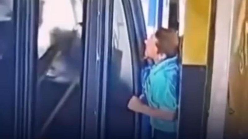 VÍDEO: Homem é imprensado na parede por ônibus descontrolado