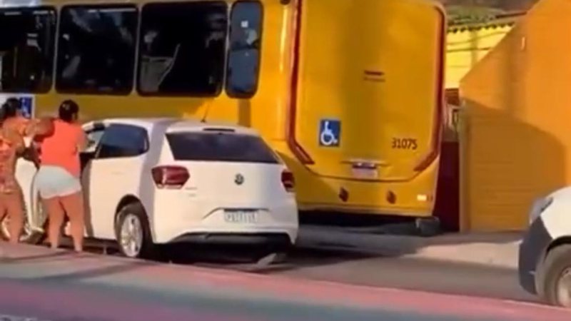 VÍDEO: Mulher flagra marido saindo de motel com outra e para o trânsito em Salvador