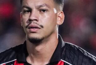 Zé Marcos vira desfalque contra o Inter após receber terceiro cartão diante do Cruzeiro