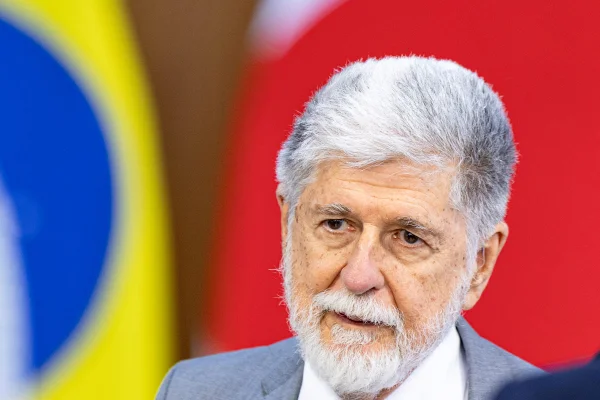 Brasil não vai pressionar Maduro por renúncia, diz Celso Amorim - destaque galeria