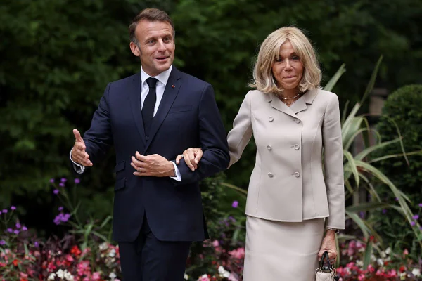 Esposa de Macron é processada por xingar feministas de “vadias estúpidas” - destaque galeria