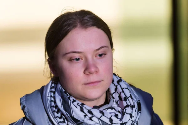 Greta Thunberg é solta após ser presa em ato pró-palestina em Londres - destaque galeria