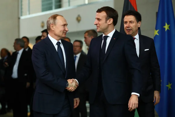Macron alerta UE para diálogo com a Rússia: “É útil falar com Putin” - destaque galeria
