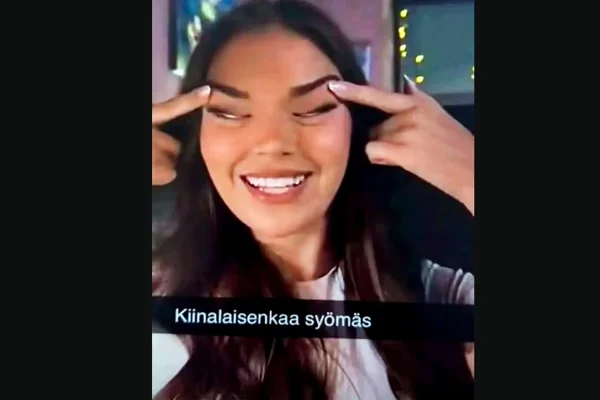 Miss Finlândia perde a coroa após foto com gesto racista viralizar - destaque galeria