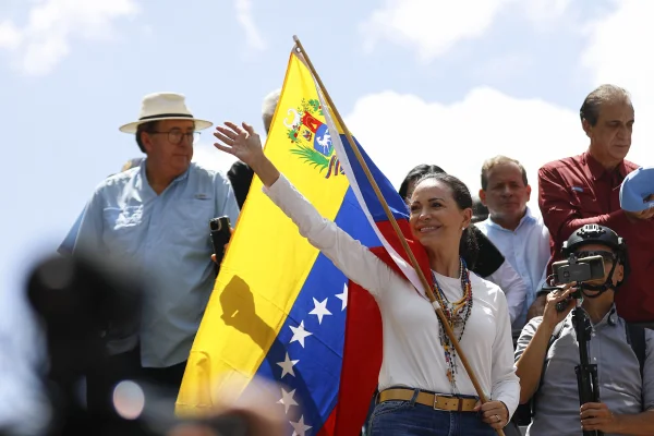 Nobel da Paz: Corina não comparece e filha recebe prêmio pela mãe - destaque galeria