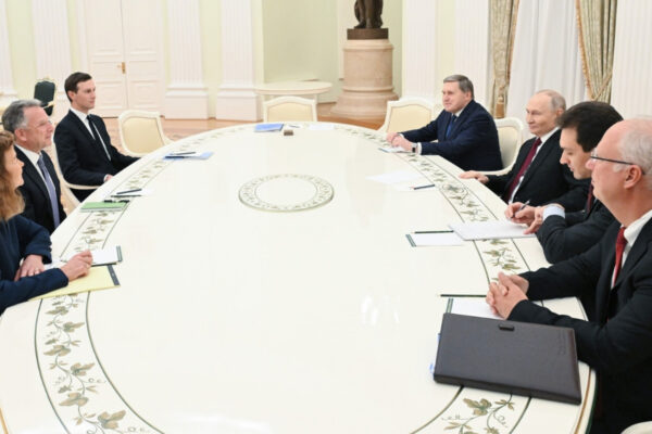 Rússia chama reunião de “útil”, mas critica trechos do plano de Trump