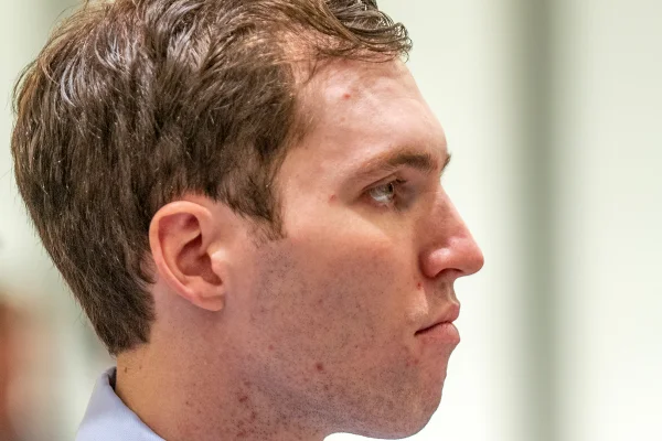 Suspeito de matar Charlie Kirk comparece ao tribunal pela primeira vez - destaque galeria