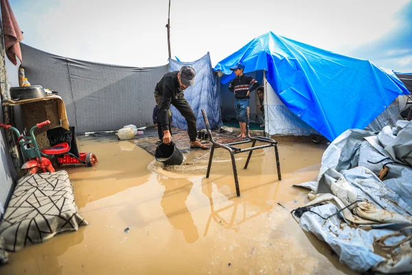 Tempestade Byron atinge Gaza e deixa palestinos deslocados - destaque galeria